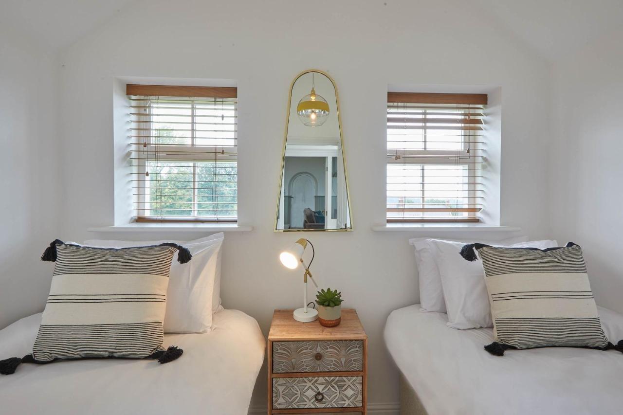 Host & - Dunsley Chapel Holiday home *